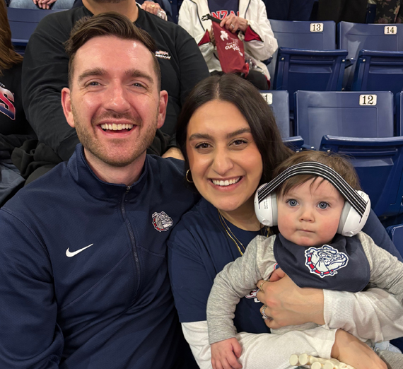 Vista aérea del campus que muestra el College Hall y las agujas de St. Aloysius
